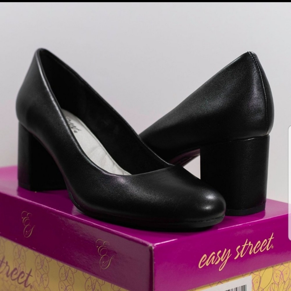 Easy Street Proper Pumps